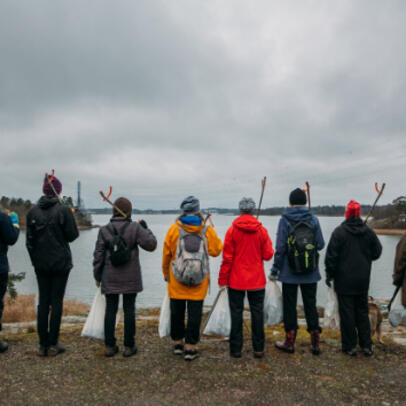 Människor står på rad vid havet i Helsingfors.