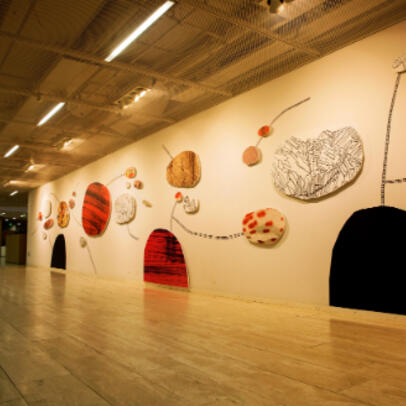 Väggen i en konstutställning är upplyst.