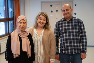 Sharifah Sarvari, Sara Haavikko ja Ali Kaplan vierekkäin kuvassa. 