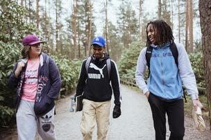 Tre vänner i en park.