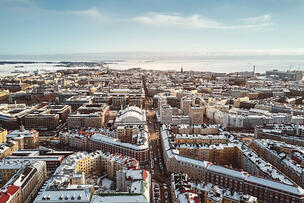 Helsinki ilmasta kuvattuna Fredrikinkadulta merelle päin.