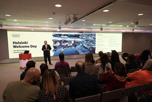Pormestari Juhana Vartiainen puhumassa Helsinki Welcome Day -tilaisuudessa 