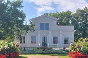 Villa Annebergin eli Annalan julkisivu aurinkoisena kesäpäivänä. 