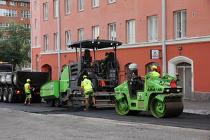 Asphalting on Vilhovuorenkatu. 