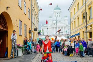 Kulttuuriesitys Senaatintorin läheisyydessä.