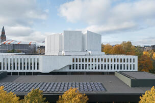 Finlandia-talon Töölönlahdenpuoleinen julkisivu.