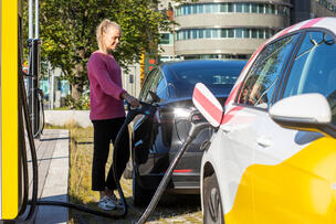 Sähköautoa ladataan suurteholaturilla.