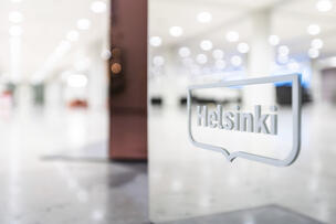 Helsingin logo kaupungintalon aulassa.