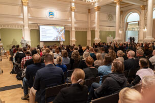 Tapahtumaseminaarin osallistujia kaupungintalolla.