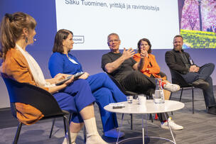 Paneelikeskustelu matkailuseminaarissa 2023