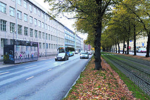 Autoliikennettä Mäkelänkadulla.