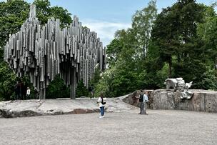 Ihmisiä Sibelius-monumentin luona