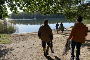 On 7 September, Helsinki Mayor Juhana Vartiainen joined students from the Merilahti Comprehensive School in a cleanup event benefitting the Baltic Sea. 