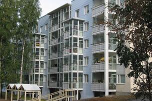 Parvekkeellinen kerrostalo Jakomäentie 10 B:ssä.