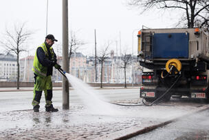 Kadunpuhdistusta vesisuihkulla.