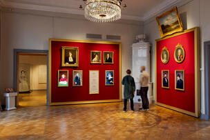 Two people are exploring portraits in Villa Hakasund's new manor exhibition.