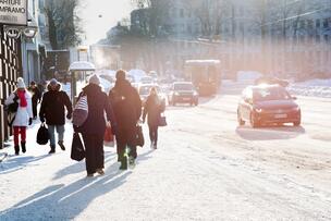 Pedestrians and cars on Unioninkatu.