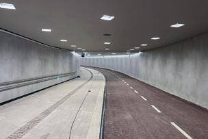 Kuva Kaisantunnelista. Vasemmalla jalkakäytävä ja oikealla pyörätie.