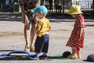 Kaksi lasta leikkipuistossa.