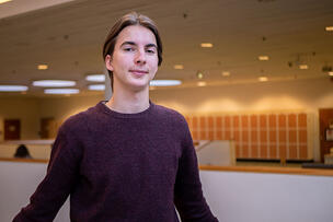 Bild på studerande Amos Ilonen från gymnasiet lärkan 