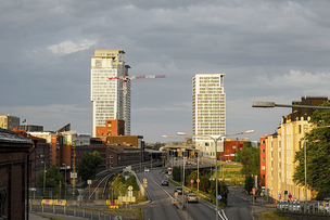Liikennettä kohti Kalasataman tornitaloja.