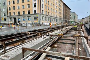 Raitiotien kiskojen asennusta marraskuussa Mannerheimintiellä.