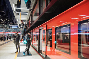 Ihmisiä astumassa metroon Lauttasaaren asemalla.
