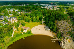 Pikkukosken uimaranta yläilmoista kuvattuna.