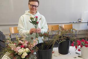 Arbis rektor Moa Thors binder blommor.