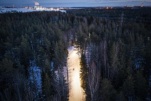Mustavuoren valaistu latu kuvattuna ilta-aikaan yläilmoista.