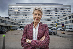 Pia-Maria Grönqvist står framför Berghälls ämbetshus.