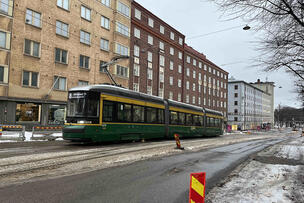 Raitiovaunu Runeberginkadulla.