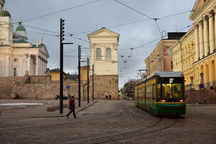 Tram on Snellmaninkatu in the evening.