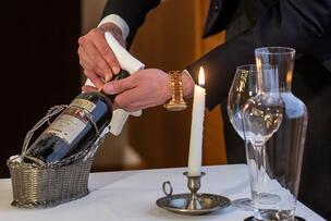 Sommelier työssään.
