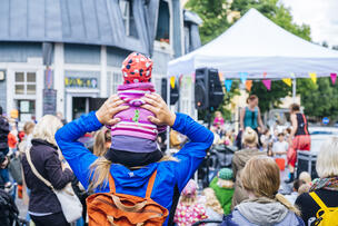 Väkijoukko kesätapahtumassa.