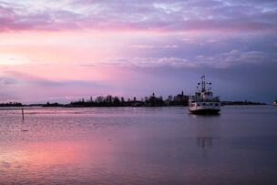 Suomenlinnan lautta merellä auringonlaskun aikaan.