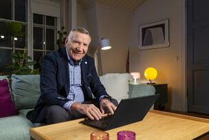 Artist Eino Grön browses Lämpiö events on the computer.