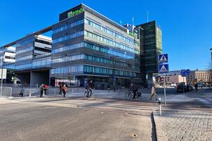 Kuvassa uusi väistämisvelvollisuus pyöräilijän tienylityspaikassa -liikennemerkki Töölönlahdenkadulla.