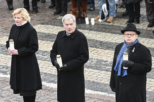 Among the first to lay their candles were the Ukrainian Ambassador to Finland Olga Dibrova, President of the Republic of Finland Sauli Niinistö and Mayor of Helsinki Juhana Vartiainen. 