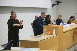 Valtuuston kokousta tulkataan viittomakielellä.