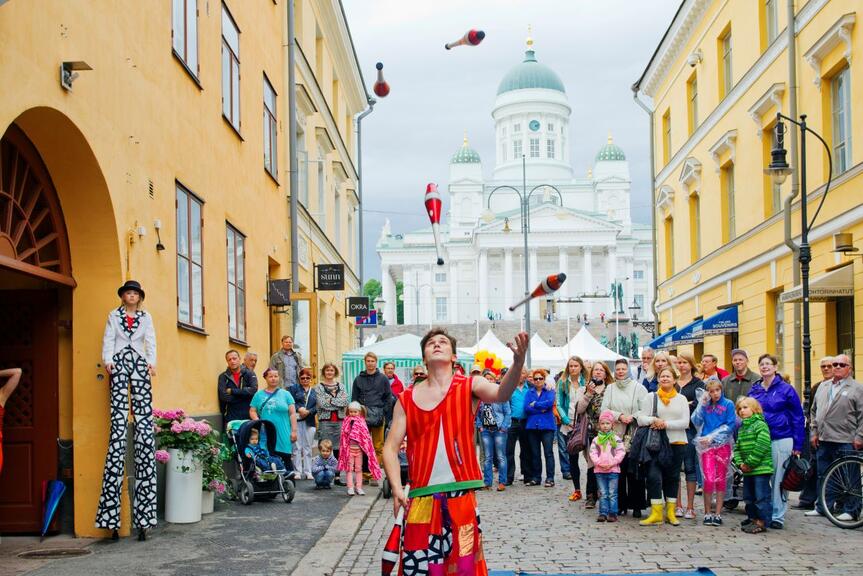 Kulttuuriesitys Senaatintorin läheisyydessä.