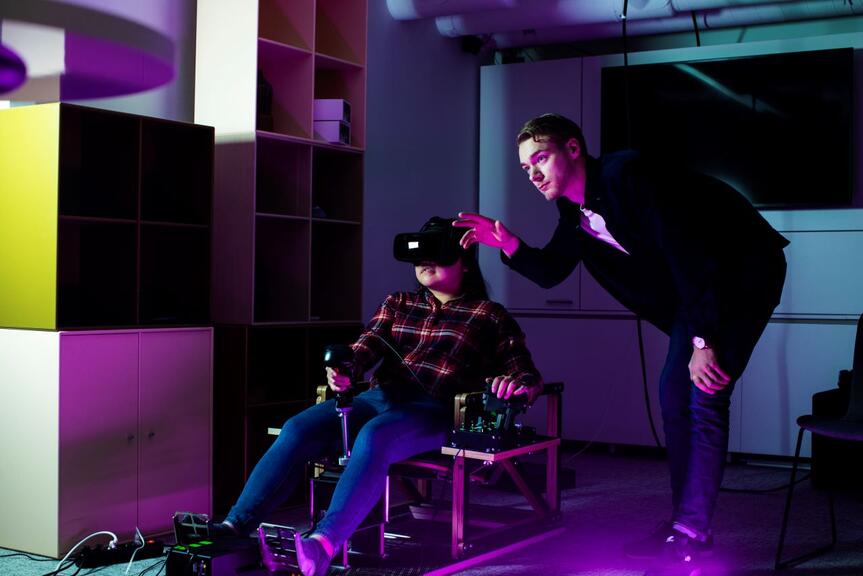 Nuori kokeilemassa vr-laseja.