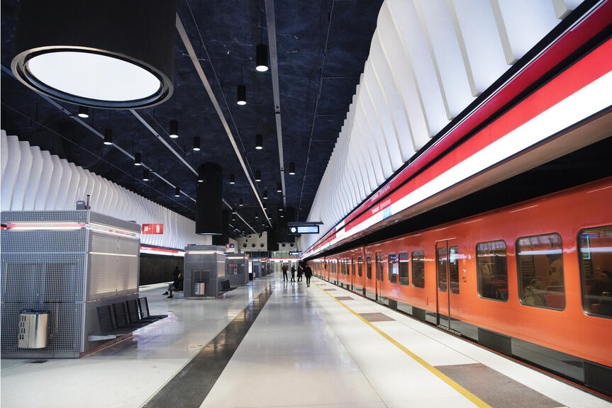 Koivusaaren metroasemalla metro odottaa laiturilla.