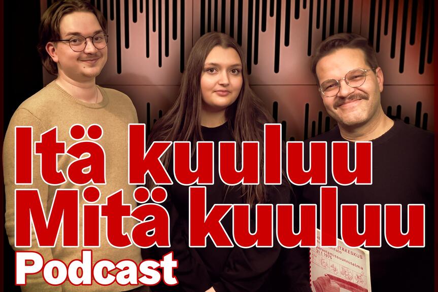 Kolme henkilöä katsoo kameraan.