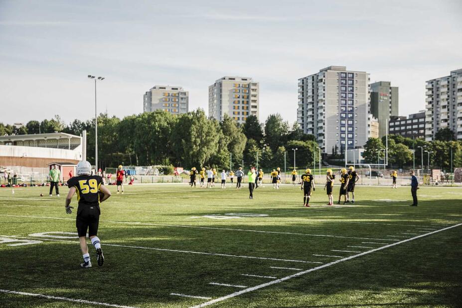Amerikkalaisen jalkapallon pelaajia kentällä Pasilassa.