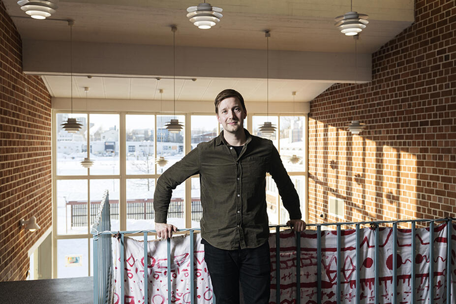 Jaakko Happonen koulun tiloissa