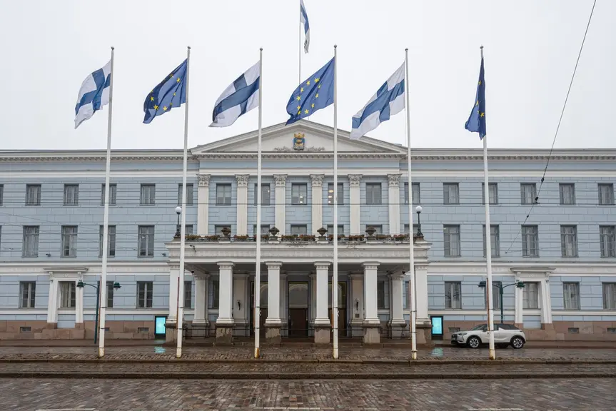 EU-liput Helsingin kaupungintalon edessä.