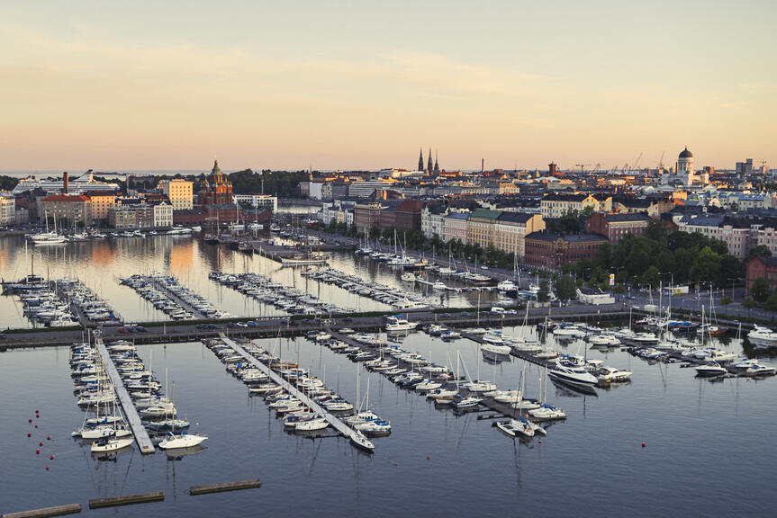 Veneitä Tervasaaren sataman ilta-auringossa.