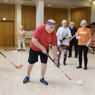 Ikäihmiset pelaavat sählyä