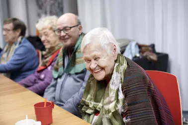 Ikäihmiset juovat kahvia yhdessä